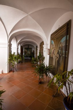 Huelva, İspanya 10.8.2025 tarihi La Rabida Manastırı, Palos de la Frontera 'da kemerli yürüyüş yolu. Geleneksel İspanyol mimarisi, dini resimler ve huzurlu bir bahçe terası..