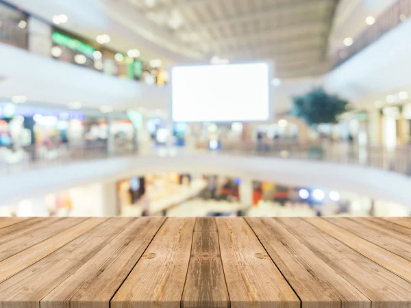 Plateau en bois table vide fond flou. Perspective bois brun sur flou dans les grands magasins - peut être utilisé pour l'affichage ou le montage de vos produits.Maquette pour l'affichage du produit . — Photo