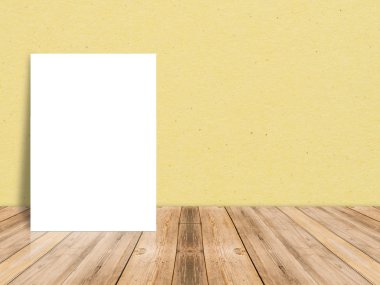 Boş beyaz kağıt poster tropikal tahta ahşap zemin ve kağıt duvar, şablon içerik, ekleme için sahte ürün görüntülenmesi için yan boşluk bırakın