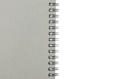 Tel bağlı veya spiral gri kurulu beyaz arka plan üzerinde izole yapılmış sketchbook bağlı.