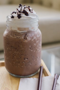 sert ahşap masa üzerinde şeffaf Kupası'nda kremalı çikolata meşrubatının