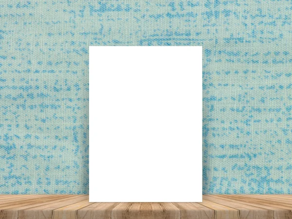 Cartel blanco en blanco apoyado en la parte superior de la mesa de madera tropical con la pared del paño, fondo simulado para agregar su contenido — Foto de Stock
