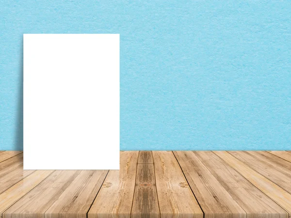 Cartel de papel blanco en blanco en el piso de madera del tablón tropical y la pared de papel, la plantilla se burla para agregar su contenido, deje espacio lateral para la exhibición del producto — Foto de Stock