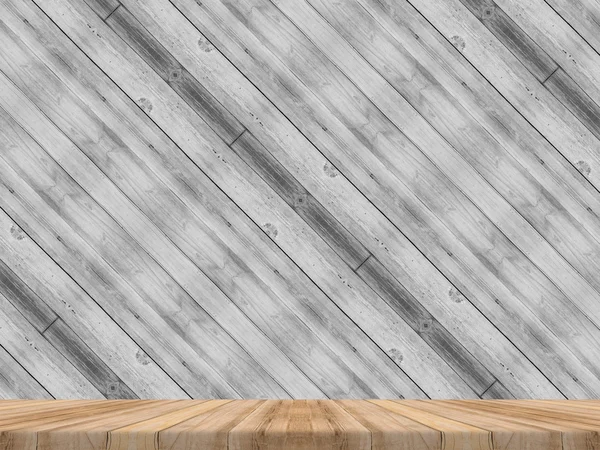 Dřevěný stůl na tropické diagonální dřeva stěnu, šablony makety pro zobrazení výrobku, firemní prezentace. — Stock fotografie