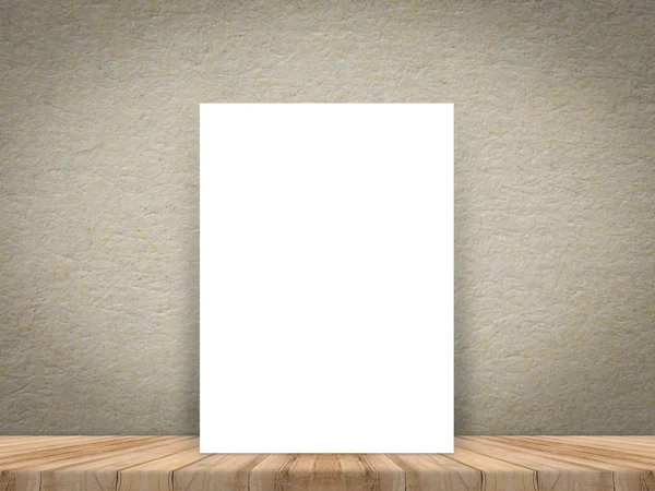 Cartel de papel blanco en blanco en el piso de madera del tablón tropical y la pared de papel, la plantilla se burla para agregar su contenido, deje espacio lateral para la exhibición del producto —  Fotos de Stock