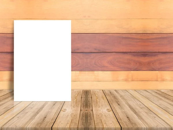 Cartaz em branco inclinado na parede de madeira da prancha e no assoalho de madeira diagonal, Mock acima para adicionar seu projeto . — Fotografia de Stock
