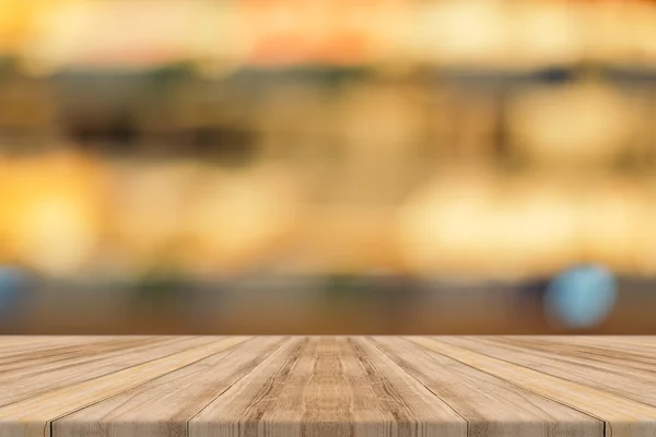 Tablero de madera mesa vacía en frente de fondo borroso. Perspectiva de madera marrón sobre desenfoque en la cafetería - se puede utilizar para la exhibición o montaje de sus productos.Prepárese para la exhibición del producto. — Foto de Stock