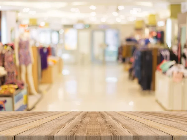 Tavola in legno tavolo vuoto di fronte a sfondo sfocato. Prospettiva legno marrone su negozio sfocatura nel centro commerciale può essere utilizzato per visualizzare o montare i vostri prodotti. immagine filtrata vintage . — Foto Stock