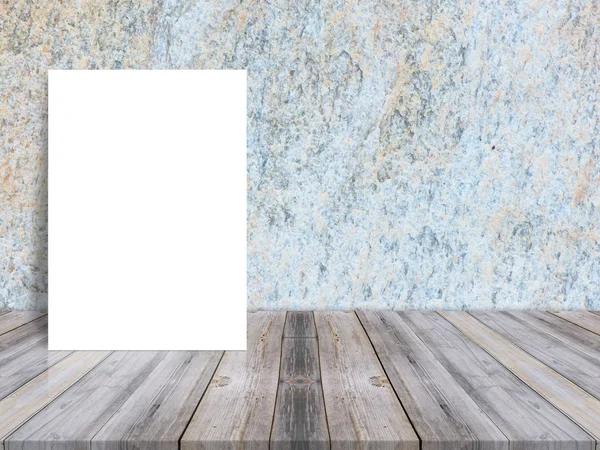 Poster bianco bianco bianco appoggiato al piano del tavolo in legno tropicale con muro di pietra scura, finto sfondo per aggiungere contenuto — Foto Stock