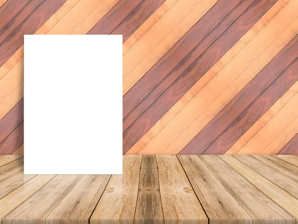 Cartel en blanco apoyado en la pared de madera de tablón y el suelo de madera diagonal, se burlan de agregar su diseño . —  Fotos de Stock