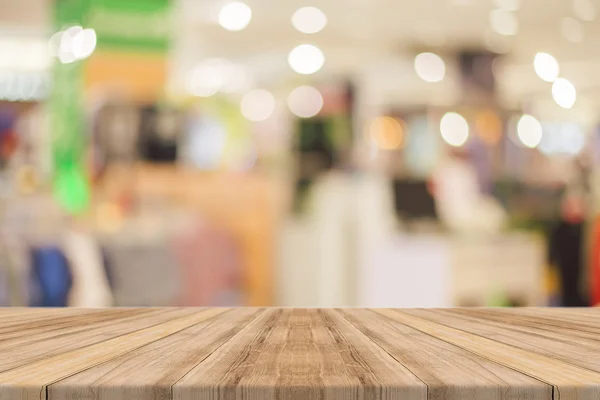 Tablero de madera mesa vacía fondo borroso. Perspectiva de madera marrón sobre desenfoque en los grandes almacenes - se puede utilizar para la exhibición o montaje de sus productos.Mock up para la exhibición del producto . —  Fotos de Stock