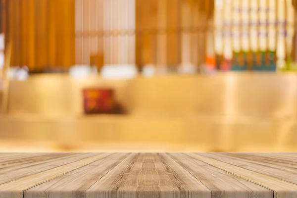 Tablero de madera mesa vacía en frente de fondo borroso. Perspectiva de madera marrón sobre desenfoque en la cafetería - se puede utilizar para la exhibición o montaje de sus productos.Prepárese para la exhibición del producto. —  Fotos de Stock