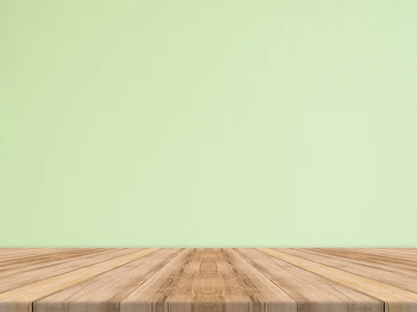 Tampo de mesa de madeira tropical vazio com parede de pedra verde, fundo Mock up para exibição de produto — Fotografia de Stock