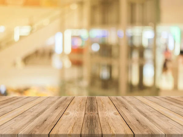 Tablero de madera mesa vacía fondo borroso. Perspectiva de madera marrón sobre desenfoque en los grandes almacenes - se puede utilizar para la exhibición o montaje de sus productos.Mock up para la exhibición del producto . — Foto de Stock