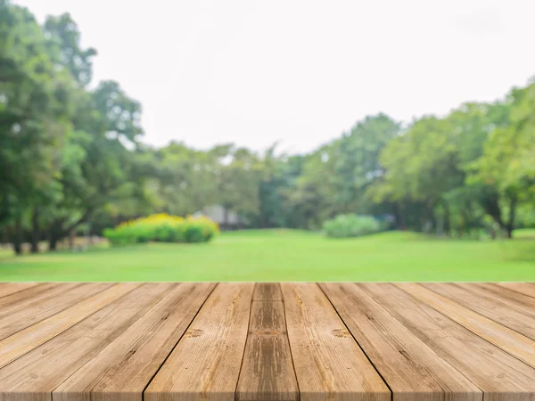 Holzbrett leerer Tisch vor verschwommenem Hintergrund. Perspektive graues Holz über unscharfe Bäume im Wald - kann für die Anzeige oder Montage Ihrer Produkte verwendet werden. Frühlingszeit. Vintage gefiltertes Bild. — Stockfoto