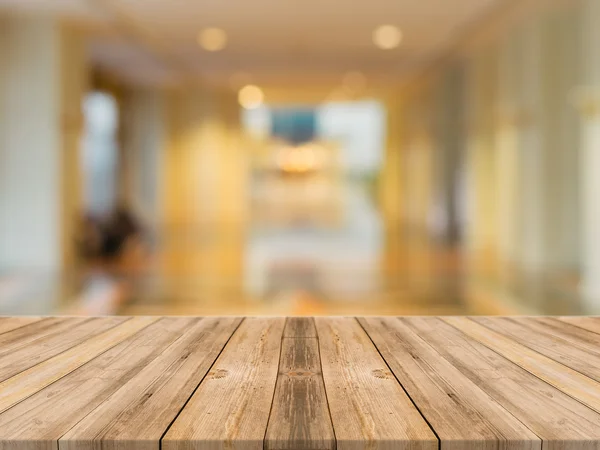 Tavola in legno tavolo vuoto di fronte a sfondo sfocato. Prospettiva legno marrone su sfocatura in caffetteria - può essere utilizzato per visualizzare o montare i vostri prodotti. finto per la visualizzazione del prodotto. — Foto Stock