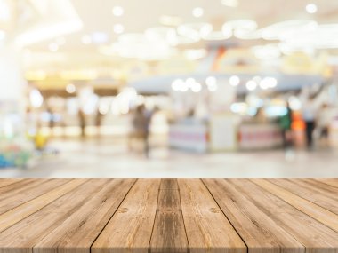 Ahşap Pano boş tablo arka plan bulanık. Perspektif kahverengi ahşap üzerinde alışveriş merkezinde bulanıklık - görüntülemek için kullanılan veya ürün montaj. Ürün görüntüleme için alay.