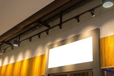 Kopya alanı metin mesajı veya içerik modern alışveriş merkezi ile boş poster Pano duvar.