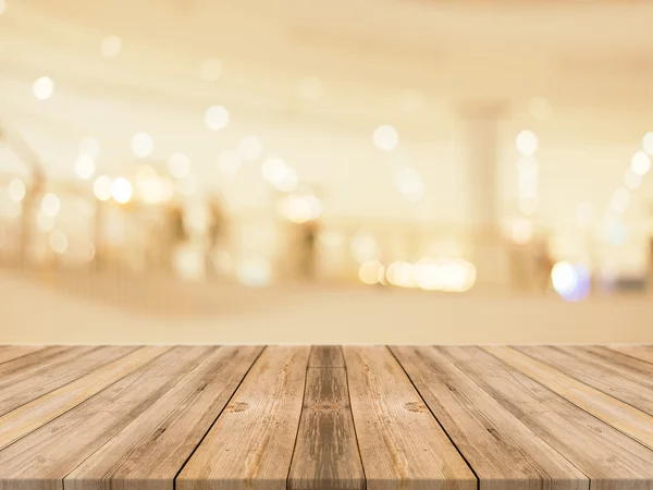 Holzbrett leeren Tisch verschwimmt Hintergrund. Perspektive braunes Holz über Unschärfe im Kaufhaus - kann zur Anzeige oder Montage Ihrer Produkte verwendet werden.. — Stockfoto