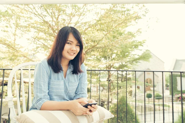 Gioventù e tecnologia. Giovane attraente donna capelli lunghi utilizzando smartphone mentre seduto al caffè . — Foto Stock