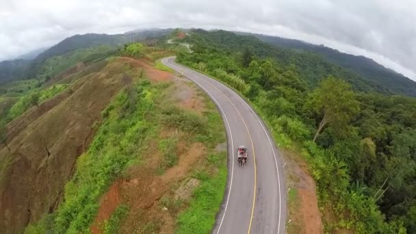 Vista aérea - Coche en un camino sinuoso en las colinas. Tailandia . — Vídeo de stock