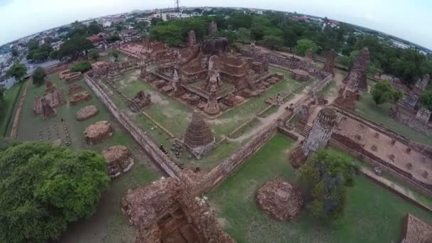 Foto aérea de turistas que viajan templo antiguo Wat Mahathat en Ayudhaya, Tailandia . — Vídeo de stock