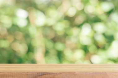 Ahşap Pano boş tablo önünde arka plan bulanık. Ormandaki - bulanıklık ağaçlar üzerinde perspektif kahverengi ahşap-ebilmek var olmak kullanılmış için görüntü alay ya da ürün montaj. bahar mevsimi. Filtre vintage.