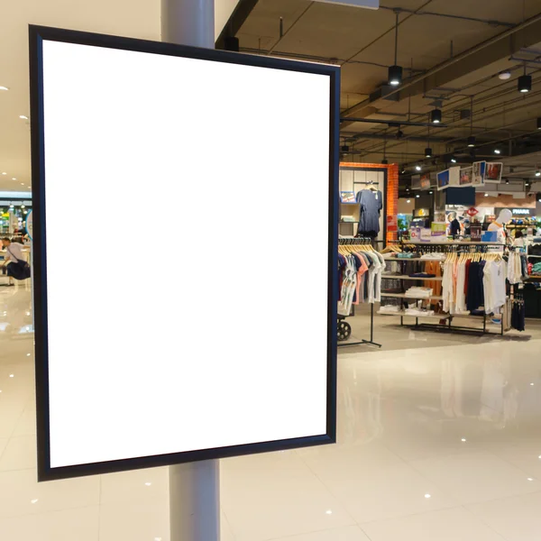 Sinal de madeira em branco com espaço de cópia para sua mensagem de texto ou conteúdo no shopping center moderno . — Fotografia de Stock