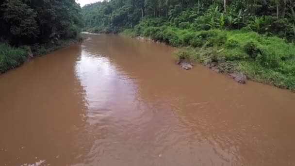 조감도-화이트 워터 래프팅 보트 따라 태국에서 강 샷. — 비디오