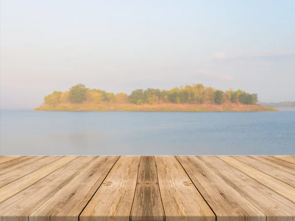 Vintage-Holzbrett leeren Tisch vor blauem Meer & Himmel Hintergrund. Perspektivischer Holzboden über Meer und Himmel - kann zur Anzeige oder Montage Ihrer Produkte verwendet werden. Strand- & Sommerkonzepte. — Stockfoto