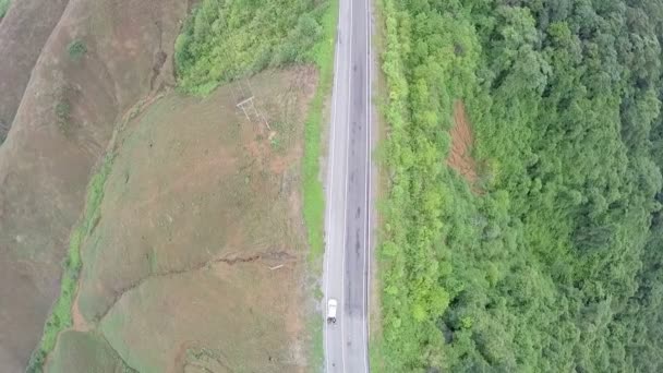 Vista aérea - Coche en un camino sinuoso en las colinas. Tailandia . — Vídeos de Stock