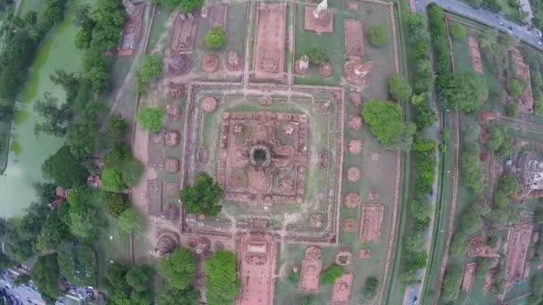 Foto aérea de turistas que viajan templo antiguo Wat Mahathat en Ayudhaya, Tailandia . — Vídeos de Stock