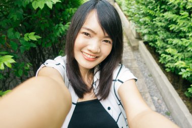 Giyen kış giyim ve fotoğraf selfie, Asya Güzeli genç güzel kadın.