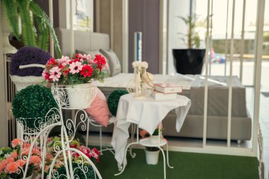 Bisiklet önünde çiçekçi dükkanı dekoratif