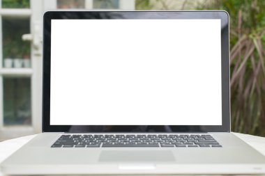 Ofis işyeri. Bilgisayarı açık, tableti tabletli ve ahşap masada akıllı telefonu var. Tasarım sunumu ya da portföy için. Tüm aygıtlar tam odaklı.