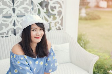 Gülümseyen oldukça mutlu bir kadın portresi