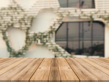 Tahta masa bulanık arkaplanın önünde boş. Kahve dükkanında görüntünün üzerindeki perspektif kahverengi ahşap ürünlerinizi sergilemek ya da montajlamak için kullanılabilir. Ürün gösterimi için modelleyin.