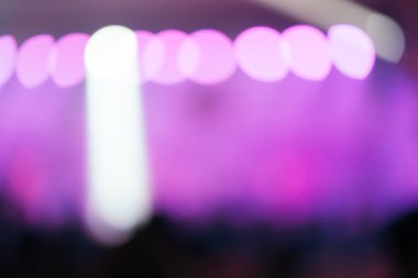 Bulanık arka plan: seyirci, müzik showbiz konsepti, vintage filtre uygulanan görüntü ile konser Bokeh aydınlatma.