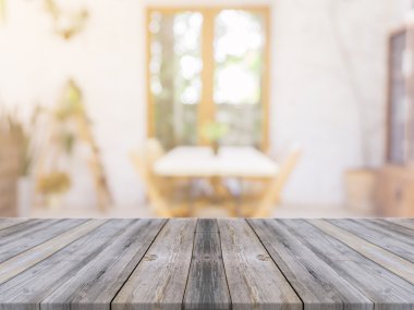 Tahta masa bulanık arkaplanın önünde boş. Kahve dükkanında görüntünün üzerindeki perspektif gri ahşap ürünlerinizi sergilemek veya montajlamak için kullanılabilir. Ürün gösterimi için modelleyin.
