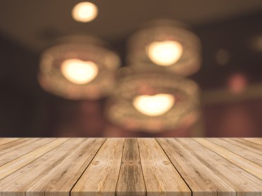 Ahşap Pano boş tablo önünde arka plan bulanık. Perspektif kahverengi ahşap üzerinde kahve dükkanında bulanıklık - görüntülemek için kullanılan veya ürün montaj. Görüntüleme ürün için alay. Vintage filtre.