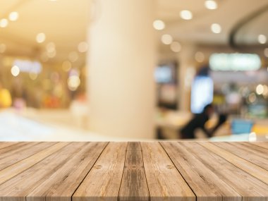 Ahşap Pano boş tablo arka plan bulanık. Perspektif kahverengi ahşap üzerinde alışveriş merkezinde bulanıklık - görüntülemek için kullanılan veya ürün montaj. Ürün görüntüleme için alay.