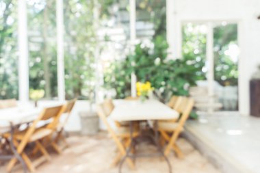 Arka plan bulanık - Bahçe kafede bokeh ile arka plan bulanıklık. Vintage filtre uygulanmış görüntü.