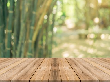 Ahşap Pano boş tablo önünde arka plan bulanık. Ormandaki - bulanıklık ağaçlar üzerinde perspektif kahverengi ahşap-ebilmek var olmak kullanılmış için görüntü alay ya da ürün montaj. bahar mevsimi. Filtre vintage.