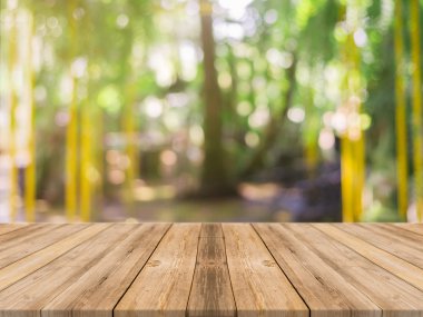 Tahta masa bulanık arkaplanın önünde boş. Kahve dükkanında görüntünün üzerindeki perspektif kahverengi ahşap ürünlerinizi sergilemek ya da montajlamak için kullanılabilir. Ürün gösterimi için modelleyin.