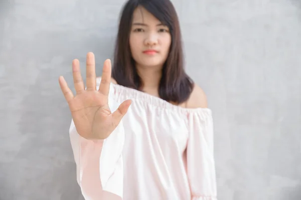 Ung kvinne som viser fornektelse med NO på hånden – stockfoto