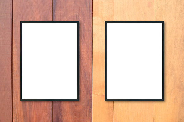 Образец пустой рамки плаката на деревянной стене
.