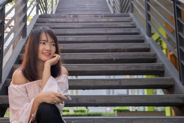 Ung, smilende kvinne utendørs. Myke solfarger. Lukk portrettet. Vakker smilende jente. Kvinne i byen om sommeren. Sommerutendørs portrett – stockfoto