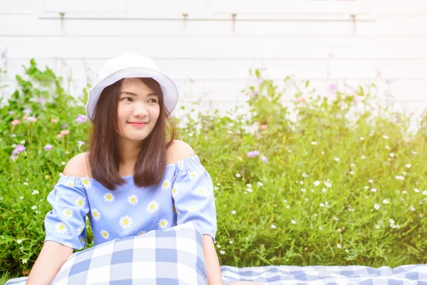 Porträt einer ziemlich glücklichen Frau, die lächelt — Stockfoto