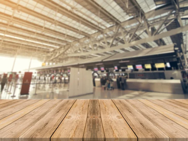 Empty wood table top with airport departure abstract blur background with bokeh light,Mock up for display or montage of product,Business presentation — Stock Photo, Image