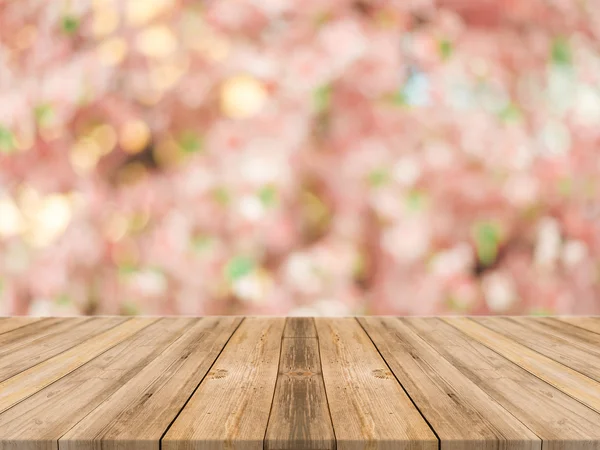 Trä table top på suddig bakgrund av rosa körsbärsblommor blomma - kan användas för visning eller montage dina produkter — Stockfoto